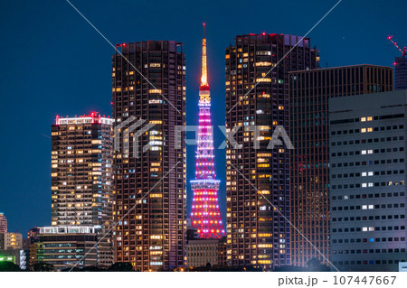 夜景「東京都」ビルの隙間から見える東京タワーライトアップ 夜景「東京都」ビルの隙間から見える東京タワーライトアップ 107447667
