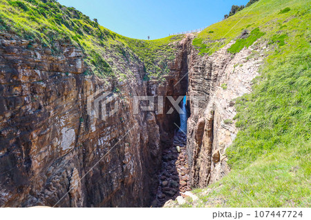 壱岐の島から渡る辰の島の風景　鬼の足跡 107447724