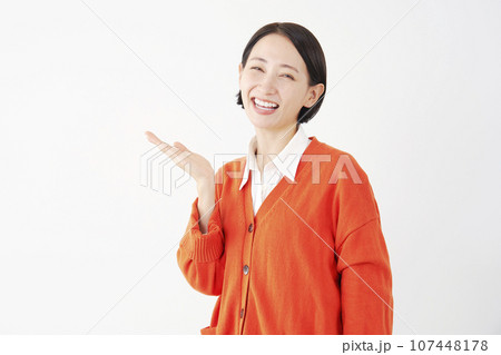 左側を手のひらで指す女性 白背景 左側を手のひらで指す女性 白背景 107448178