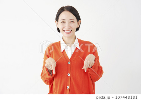 下方向を指差す女性 白背景 下方向を指差す女性 白背景 107448181