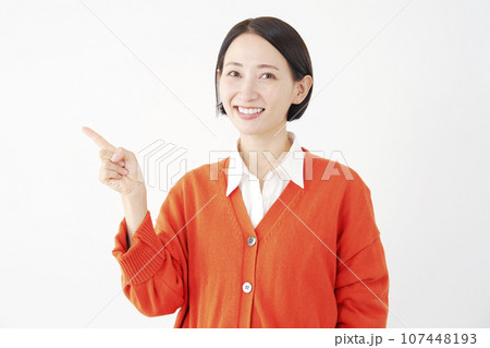 左側を指差す女性 白背景 左側を指差す女性 白背景 107448193
