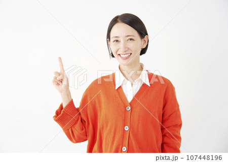 左側を指差す女性　白背景 107448196