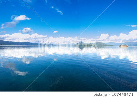 洞爺湖、遊覧船と中島、水面に空 洞爺湖、遊覧船と中島、水面に空 107448471