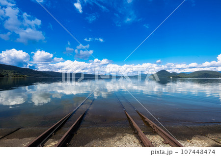 洞爺湖　空と湖に続く線路 107448474