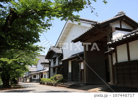 古民家の立ち並ぶ甘楽郡甘楽町小幡の風景 古民家の立ち並ぶ甘楽郡甘楽町小幡の風景 107448717