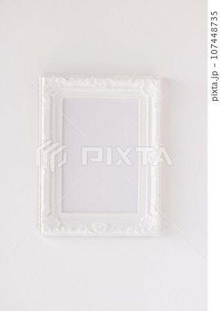 背景素材・白縁、空白のフォトフレーム単体 背景素材・白縁、空白のフォトフレーム単体 107448735