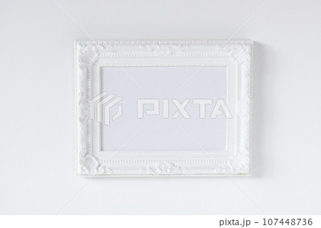 背景素材・白縁、空白のフォトフレーム単体 107448736