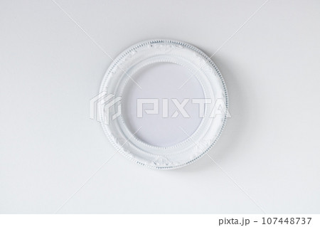 背景素材・白縁、空白のフォトフレーム単体 107448737