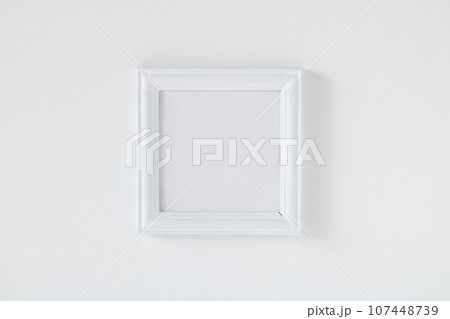背景素材・白縁、空白のフォトフレーム単体 107448739