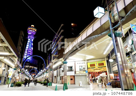 リニューアルされた通天閣タワーに向かって続く通天閣本通り商店街アーケードの夜景 大阪市浪速区 リニューアルされた通天閣タワーに向かって続く通天閣本通り商店街アーケードの夜景 大阪市浪速区 107448786