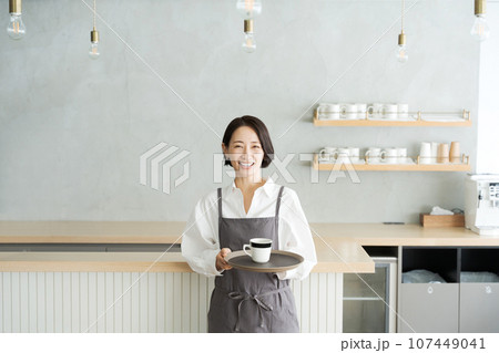 コーヒーを持つカフェ店員 コーヒーを持つカフェ店員 107449041