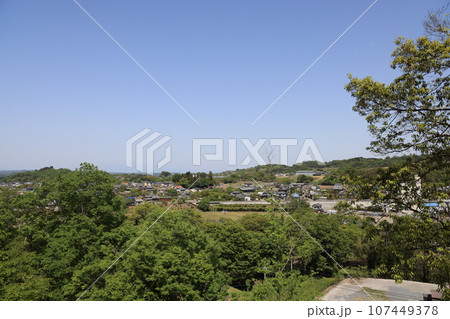 富岡製糸場土台石採掘場所跡へ続く山道から見た小幡の風景 富岡製糸場土台石採掘場所跡へ続く山道から見た小幡の風景 107449378