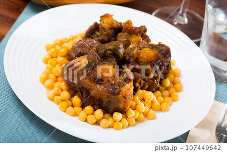 Oxtail stew with chickpeas - traditional Spanish dish 107449642