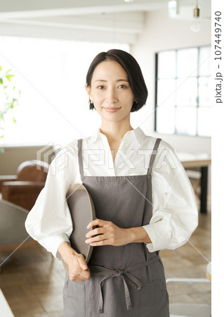 トレーを持つカフェ店員 トレーを持つカフェ店員 107449740