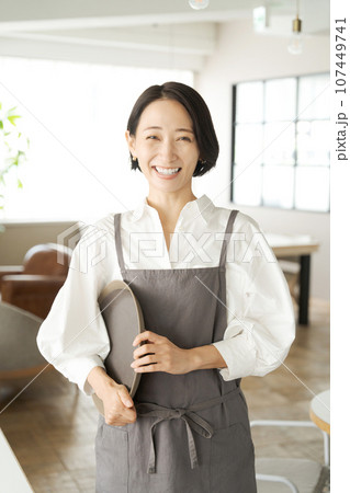 トレーを持つカフェ店員 107449741