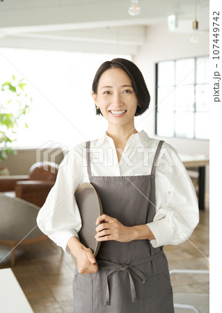 トレーを持つカフェ店員 トレーを持つカフェ店員 107449742