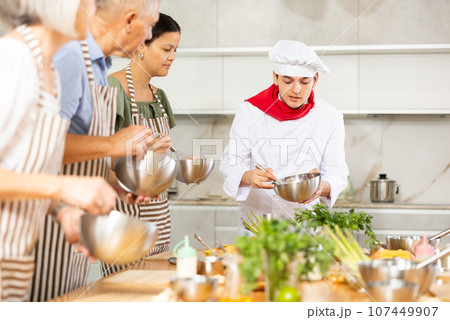 Young guy, qualified chef, running group culinary courses 107449907