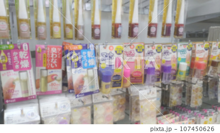 ぼかしの入った、陳列棚に並んだたくさんのネイルグッズ ぼかしの入った、陳列棚に並んだたくさんのネイルグッズ 107450626
