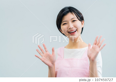 ケアハウスで働く若い女性 ケアハウスで働く若い女性 107450727