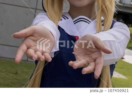 両手を差し出すポーズ 107450921