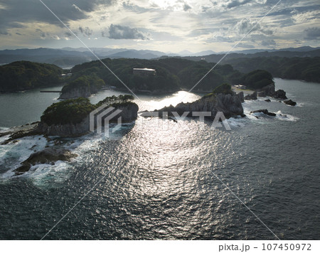 浄土ヶ浜 上空からの雄大な眺め 岩手県宮古市(ドローンによる空撮) 浄土ヶ浜 上空からの雄大な眺め 岩手県宮古市(ドローンによる空撮) 107450972