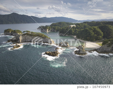 浄土ヶ浜 上空からの雄大な眺め 岩手県宮古市(ドローンによる空撮) 浄土ヶ浜 上空からの雄大な眺め 岩手県宮古市(ドローンによる空撮) 107450973