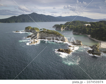 浄土ヶ浜 上空からの雄大な眺め 岩手県宮古市(ドローンによる空撮) 浄土ヶ浜 上空からの雄大な眺め 岩手県宮古市(ドローンによる空撮) 107450974