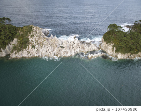 浄土ヶ浜 上空からの雄大な眺め 岩手県宮古市(ドローンによる空撮) 浄土ヶ浜 上空からの雄大な眺め 岩手県宮古市(ドローンによる空撮) 107450980