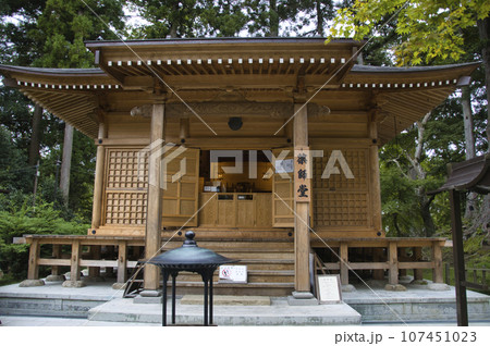 世界遺産　中尊寺　薬師堂　岩手県平泉町 107451023