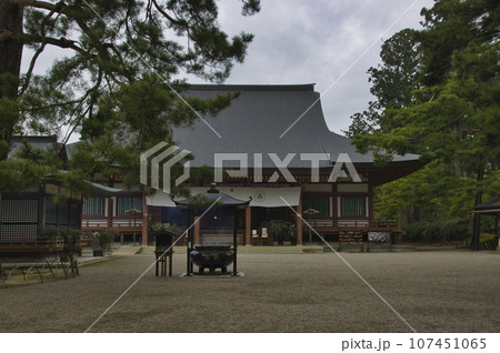 世界遺産　毛越寺　本堂　岩手県平泉町 107451065