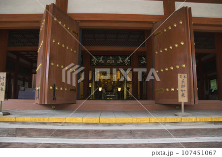 世界遺産　毛越寺本堂　薬師如来像　岩手県平泉町 107451067