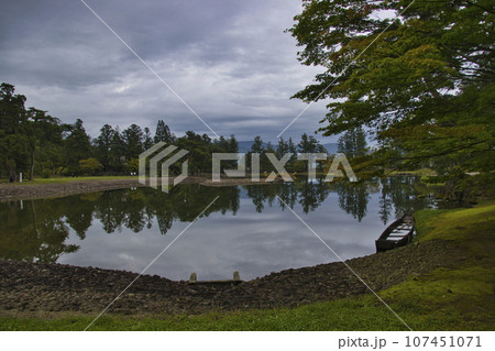 世界遺産　毛越寺　浄土庭園の築山　岩手県平泉町 107451071