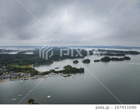 松島　大高森から見た雄大眺め　宮城県東松島市（ドローンによる空撮） 107451090