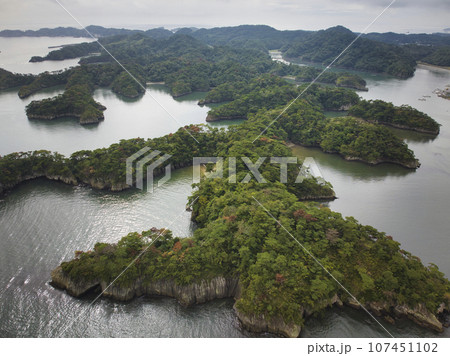 奥松島　畳石湾・鮫ヶ浦の雄大な眺め　宮城県東松島市（ドローンによる空撮） 107451102