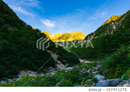 長野県の日本百名山槍ヶ岳登山　大喰岳のモルゲンロート 107451278