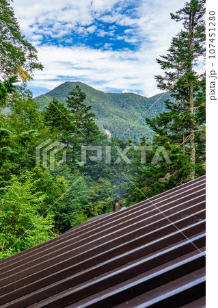 長野県の日本百名山槍ヶ岳登山　槍沢ロッヂから見る常念岳の稜線 107451280