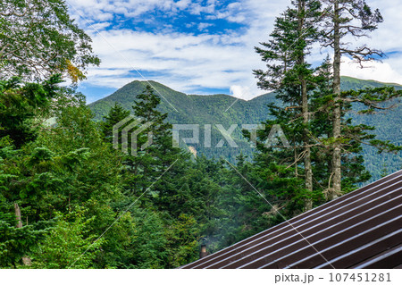 長野県の日本百名山槍ヶ岳登山　槍沢ロッヂから見る常念岳の稜線 107451281