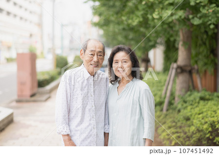 散歩・買い物に行くシニア夫婦 散歩・買い物に行くシニア夫婦 107451492