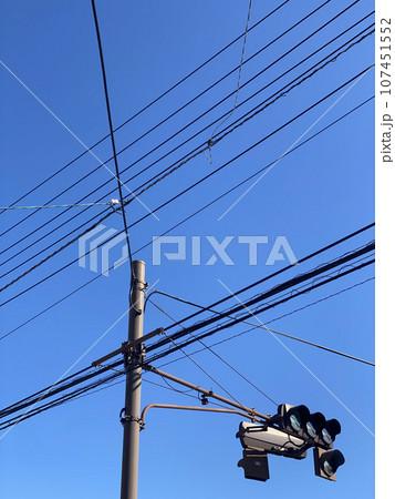 青空の下の電柱と電線 青空の下の電柱と電線 107451552