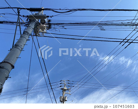 青空の下の電柱と電線 107451603