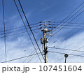 青空の下の電柱と電線 107451604
