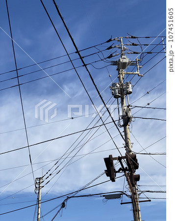 青空の下の電柱と電線 青空の下の電柱と電線 107451605