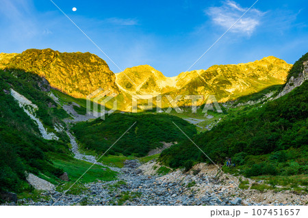 長野県の日本百名山槍ヶ岳登山　大喰岳のモルゲンロート 107451657