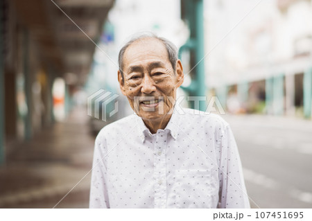 アーケード商店街・散歩・買い物に行くシニア男性 107451695