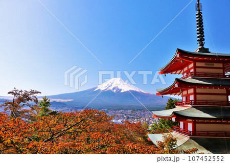 山梨県 新倉浅間神社 秋の紅葉と富士山 山梨県 新倉浅間神社 秋の紅葉と富士山 107452552