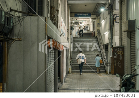 昭和にタイムスリップしたような佇まいの阪急中津駅の写真素材 [107453031] - PIXTA