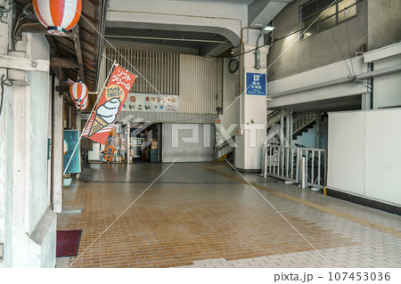 昭和にタイムスリップしたような佇まいの阪急中津駅 107453036