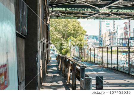 昭和にタイムスリップしたような佇まいの阪急中津駅周辺の写真