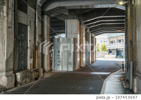 昭和にタイムスリップしたような佇まいの阪急中津駅周辺の高架下の写真素材 [107453047] - PIXTA