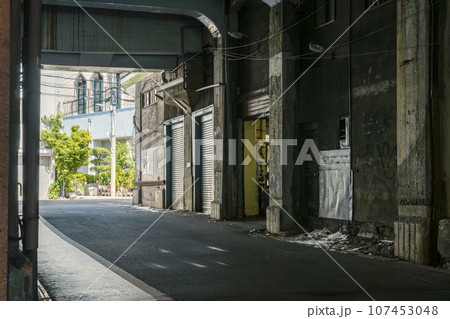 昭和にタイムスリップしたような佇まいの阪急中津駅周辺の高架下の写真素材 [107453048] - PIXTA